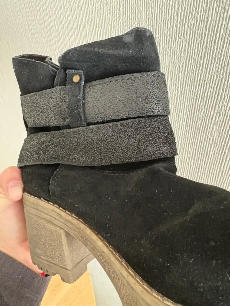 Botines negros con hebillas - 4