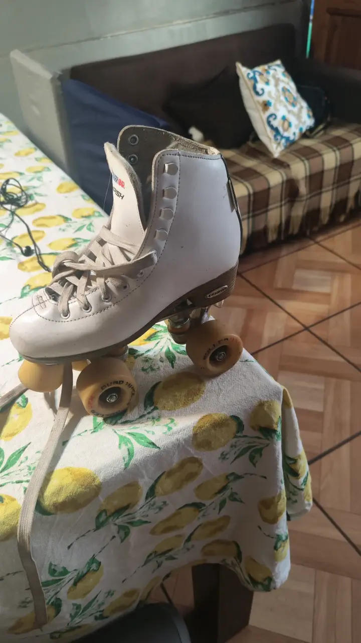 Patín de ruedas blanco clásico
