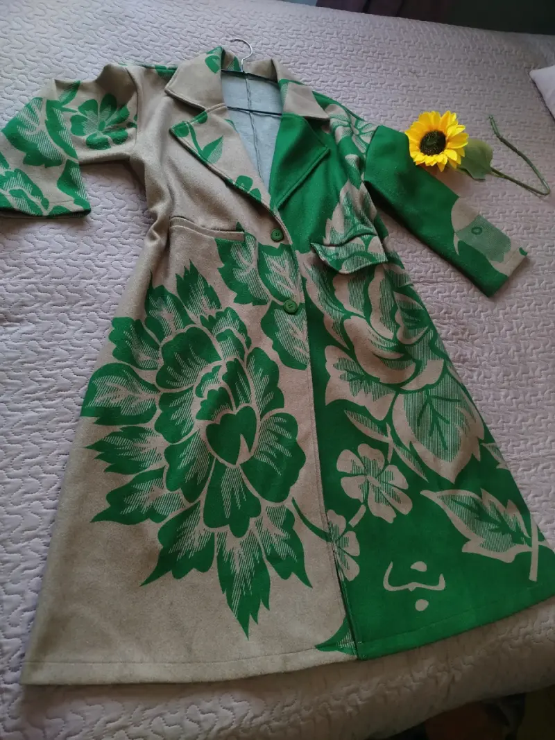 Abrigo estampado verde y beige - 1