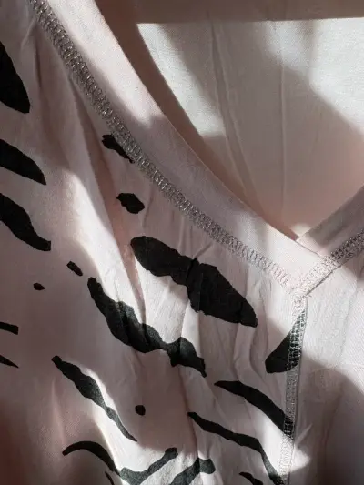 Polera estampada rosada y negra - miniatura 1