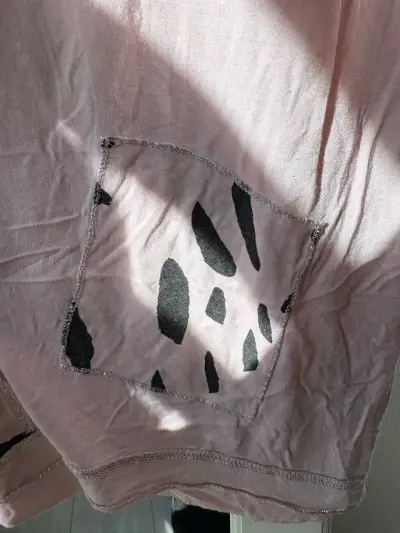 Polera estampada rosada y negra - miniatura 2