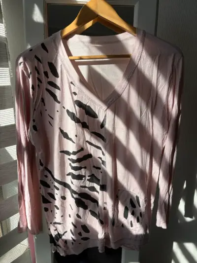 Polera estampada rosada y negra - miniatura 3
