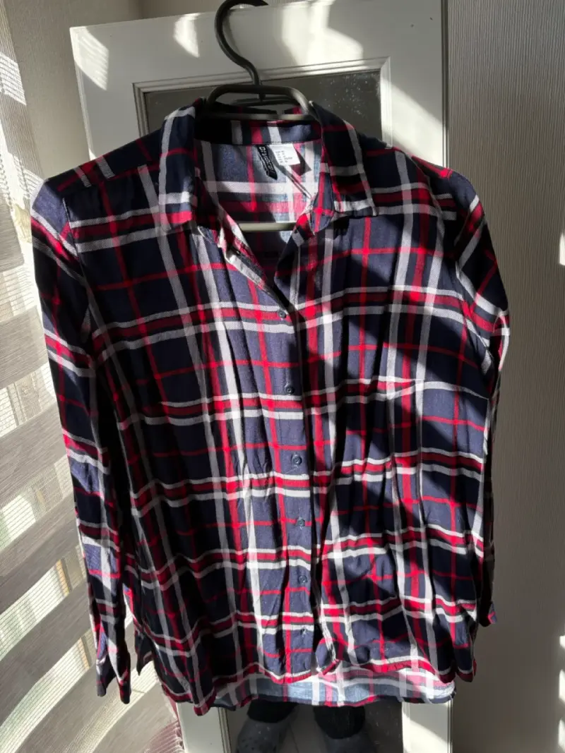Camisa a cuadros azul y rojo - 1