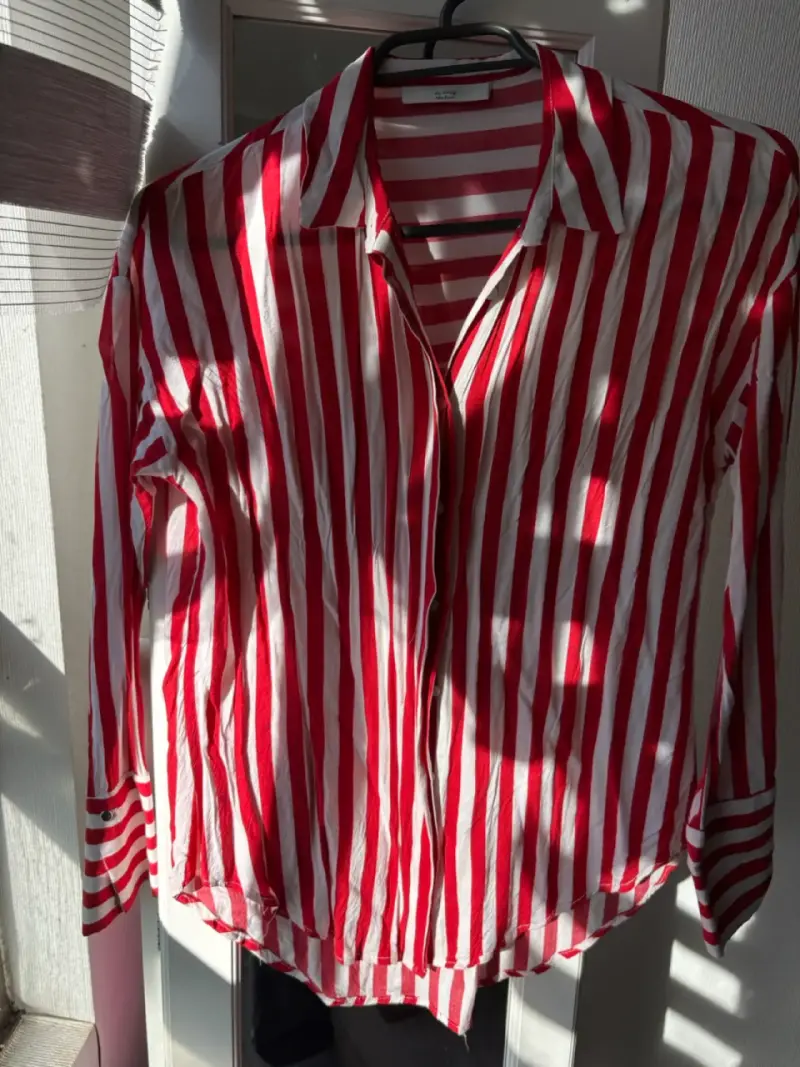 Camisa rayada blanca y roja - 1