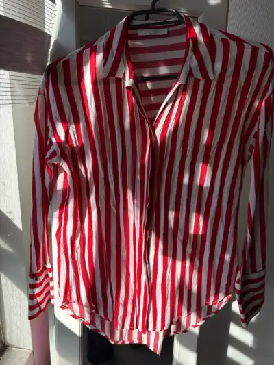 Camisa rayada blanca y roja - miniatura 1