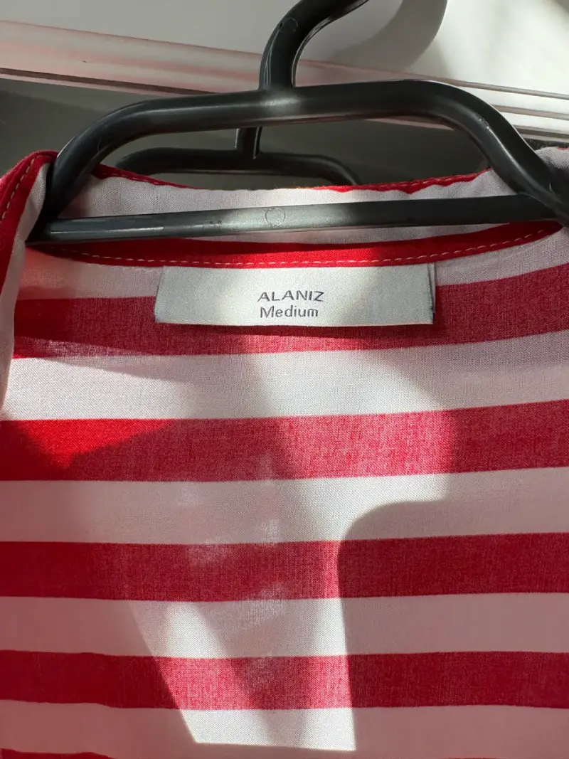 Camisa rayada blanca y roja - 2