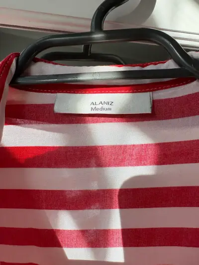 Camisa rayada blanca y roja - miniatura 2