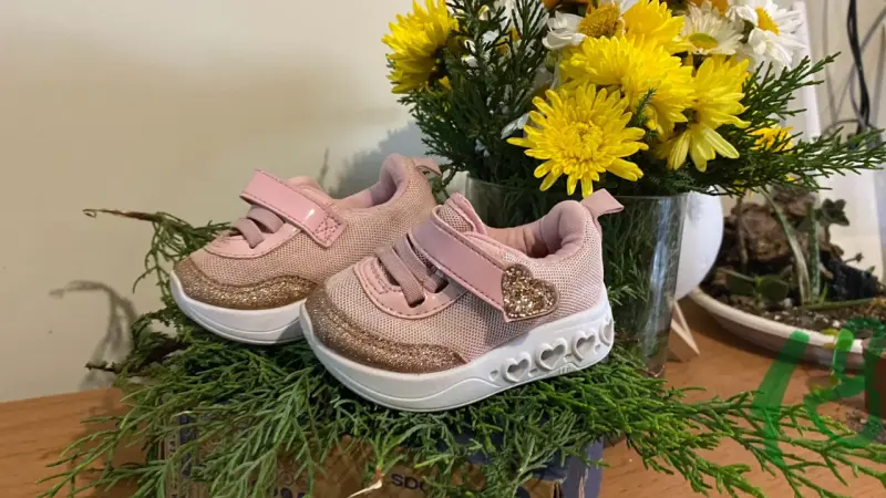 Zapatillas rosas con glitter y luz para bebé