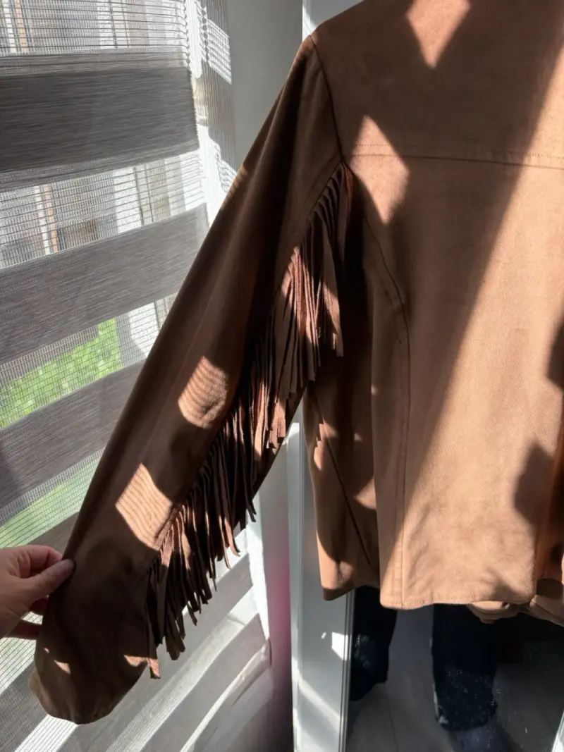 Chaqueta marrón con flecos - 3