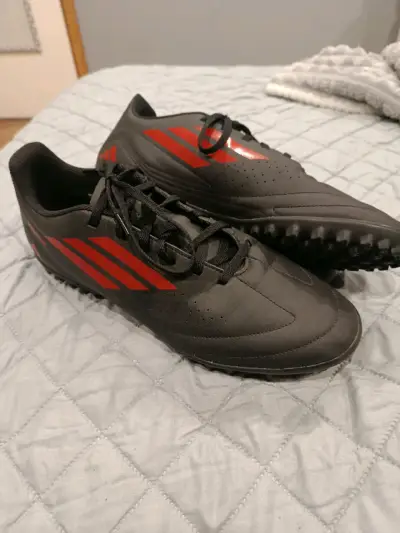 Zapatillas futbol nuevo negras y rojas - miniatura 1