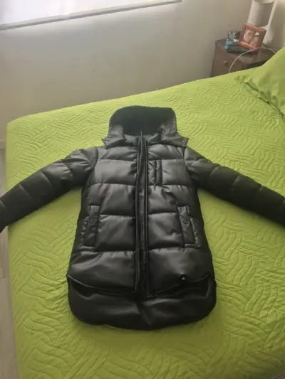 Chaqueta de invierno negra acolchada - miniatura 1