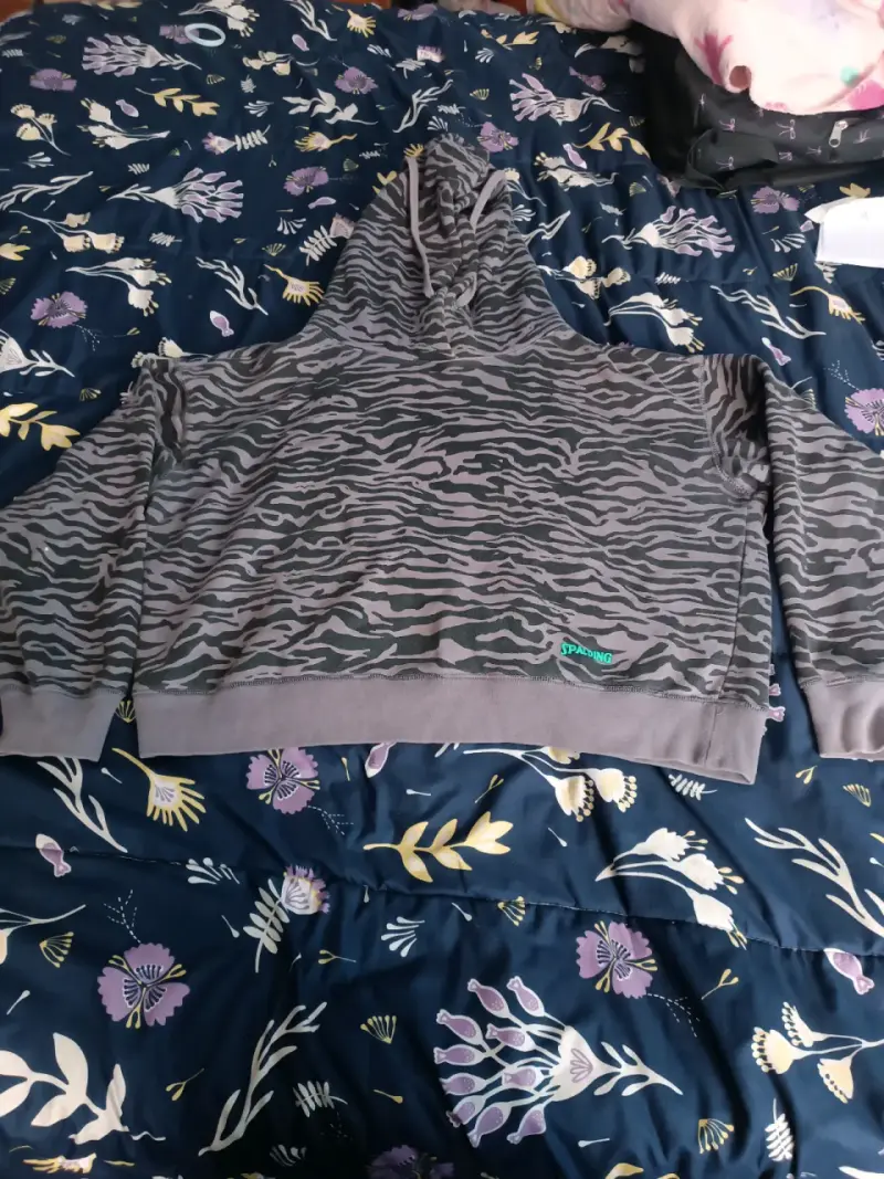 Polerón con capucha gris estampado - 1