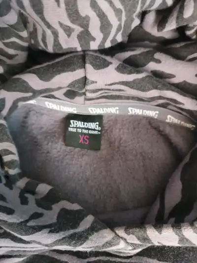 Polerón con capucha gris estampado - miniatura 2