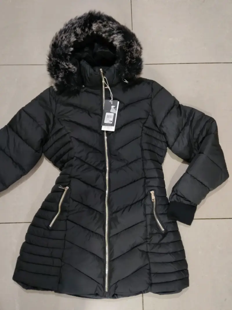 Parka negra con capucha de pelo - 2