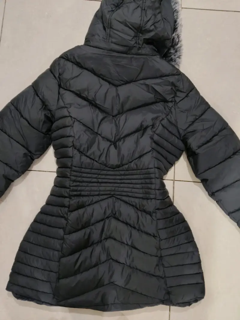 Parka negra con capucha de pelo - 3