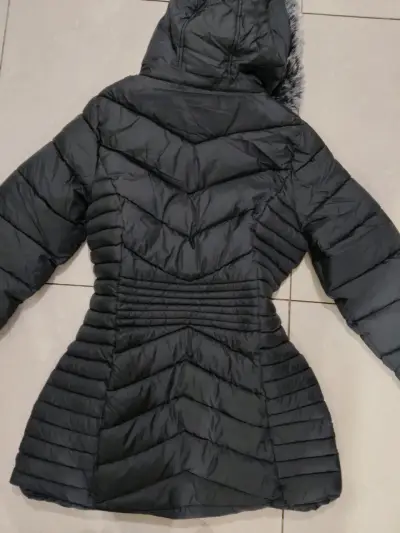 Parka negra con capucha de pelo - miniatura 3