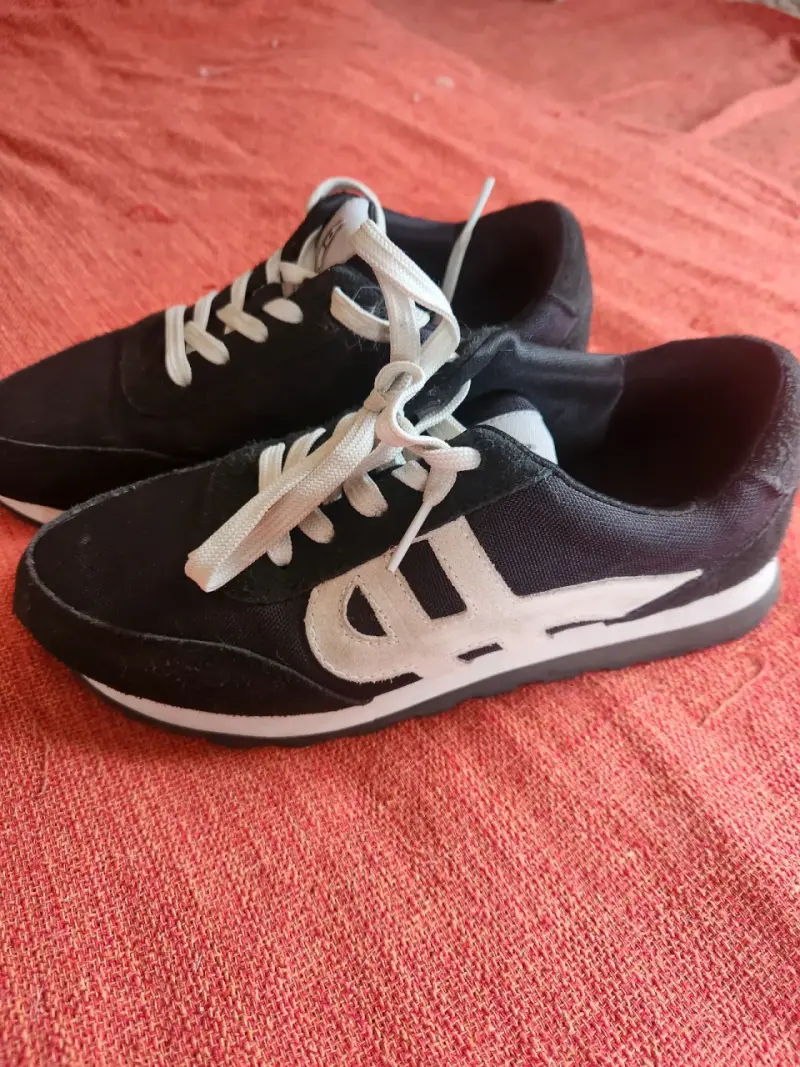 Zapatillas negras deportivas - 1