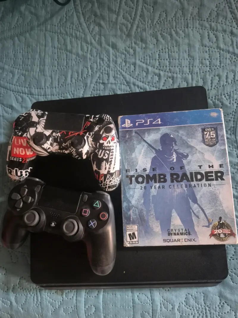 Consola PS4 con dos controles y juego - 1