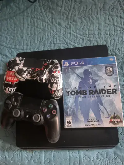 Consola PS4 con dos controles y juego - miniatura 1