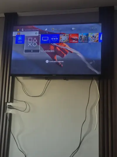 Consola PS4 con dos controles y juego - miniatura 2