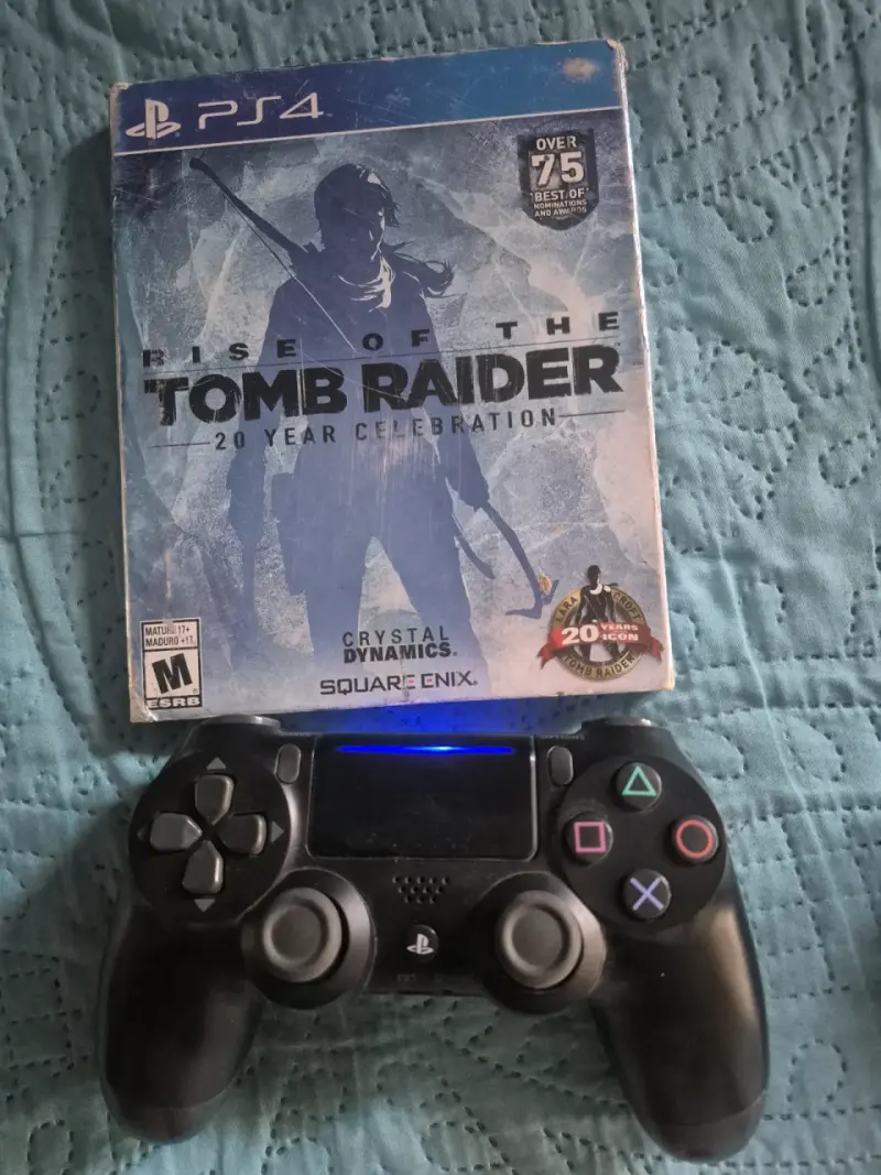 Consola PS4 con dos controles y juego - 4