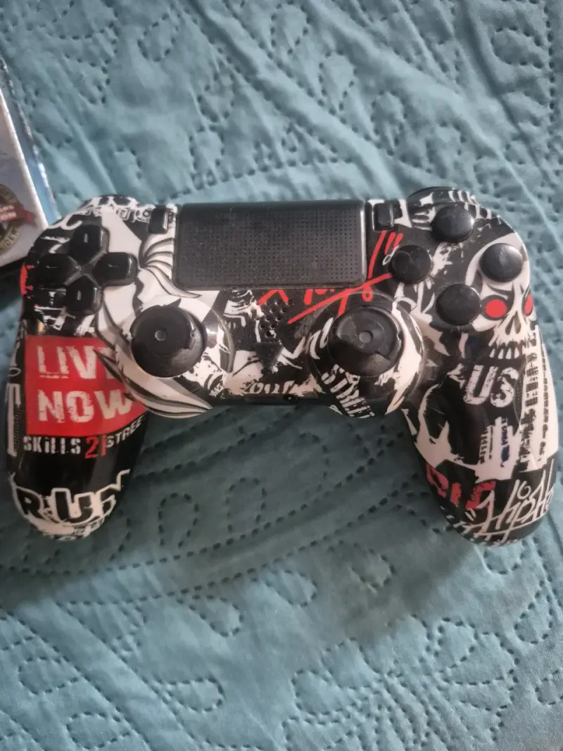 Consola PS4 con dos controles y juego - 5