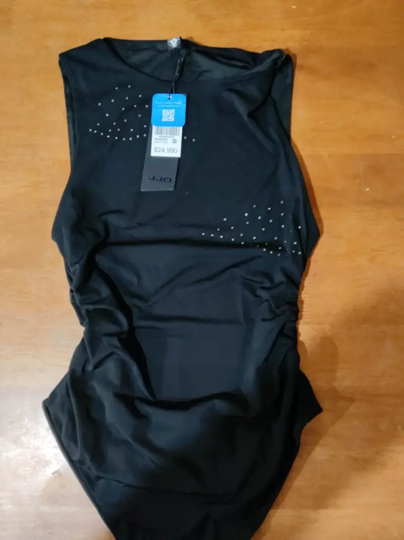 Vestido negro con detalles brillantes - 1