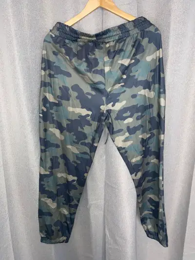 Pantalones deportivos camuflados - miniatura 2