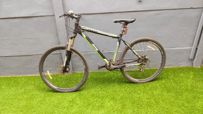 Bicicleta Jeep Trivor negra y verde