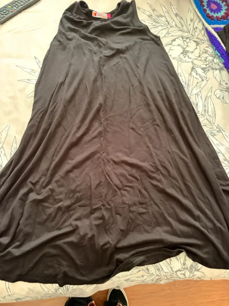 Vestido negro sin mangas maternal