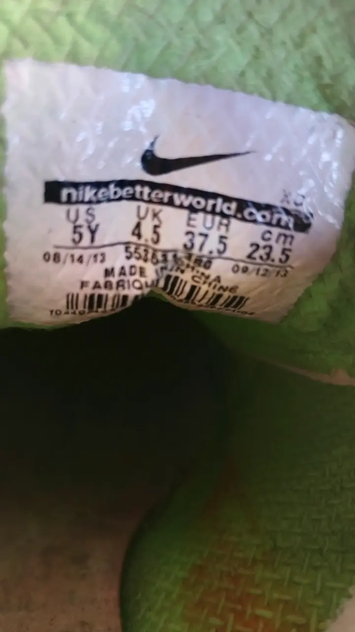 Zapatos de fútbol Nike verdes precio conversable - 2