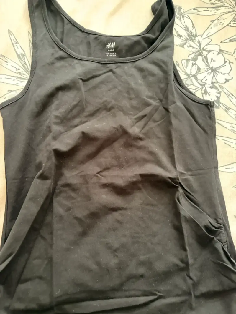 Polera negra sin mangas maternal