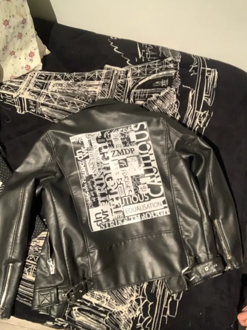 Chaqueta de cuero negra con estampado - 1