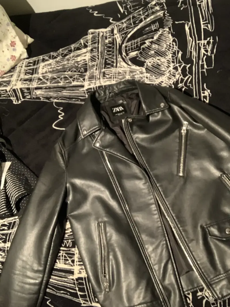 Chaqueta de cuero negra con estampado - 2