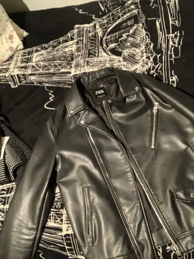 Chaqueta de cuero negra con estampado - miniatura 2