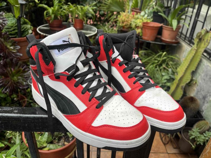 Zapatillas deportivas rojas y blancas marca Puma - 1