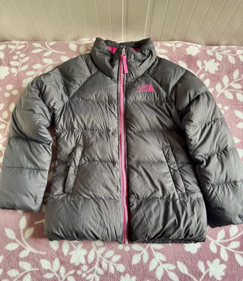 Chaqueta acolchada gris con detalles rosados - 1
