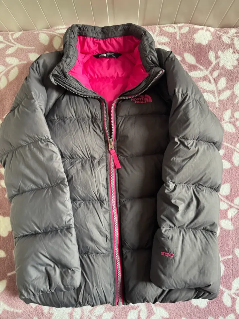 Chaqueta acolchada gris con detalles rosados - 2