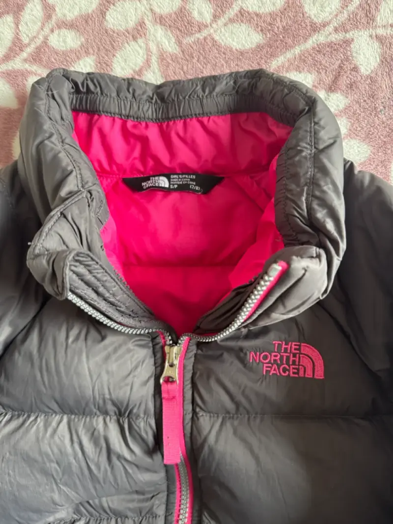 Chaqueta acolchada gris con detalles rosados - 3