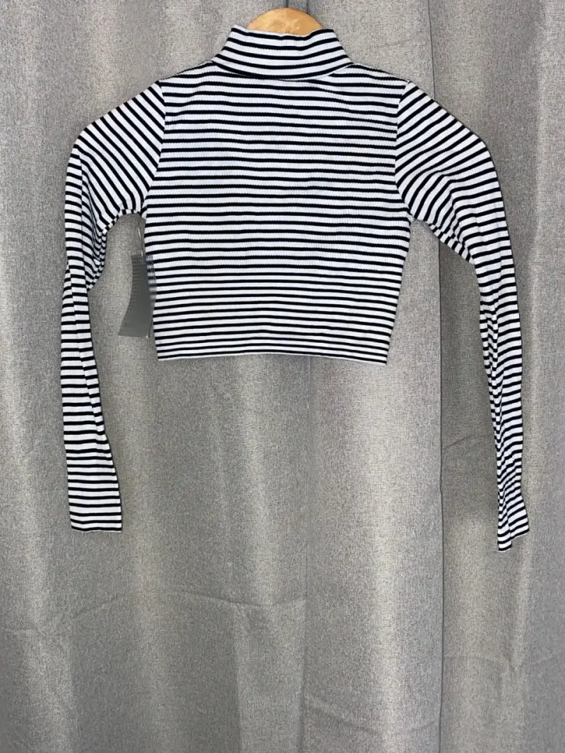 Polera de rayas blanco y negro - 2