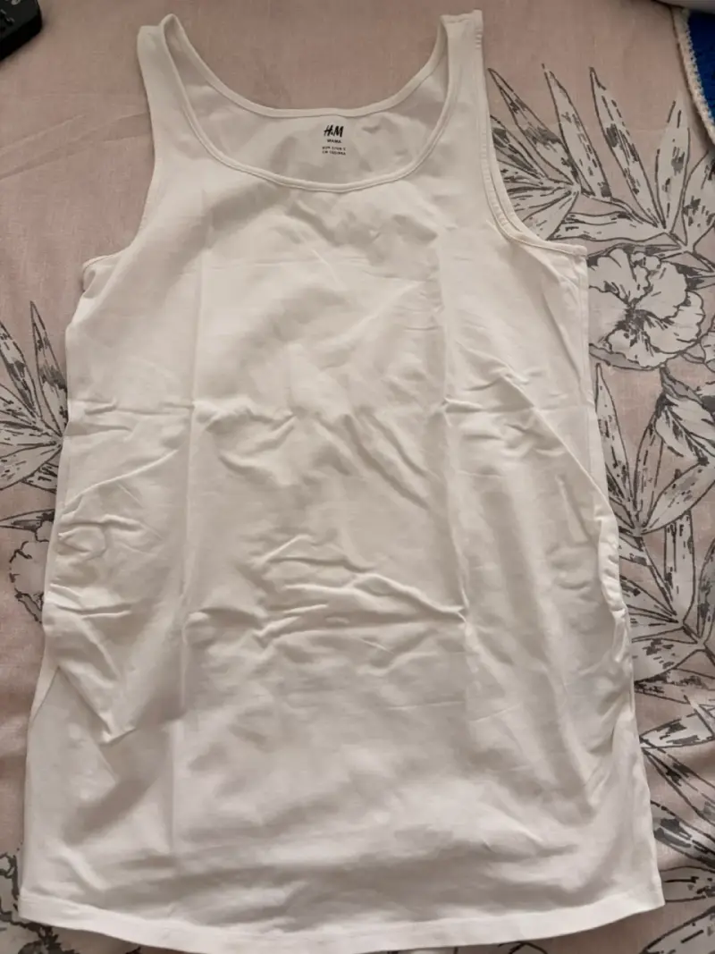 Polera blanca sin mangas maternal