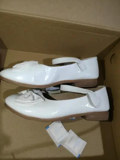 Zapatos blancos con moño para niña - miniatura 2
