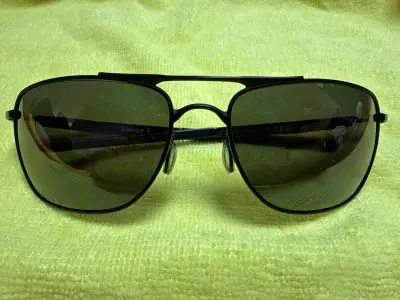 Gafas de sol negras estilo aviador - miniatura 1