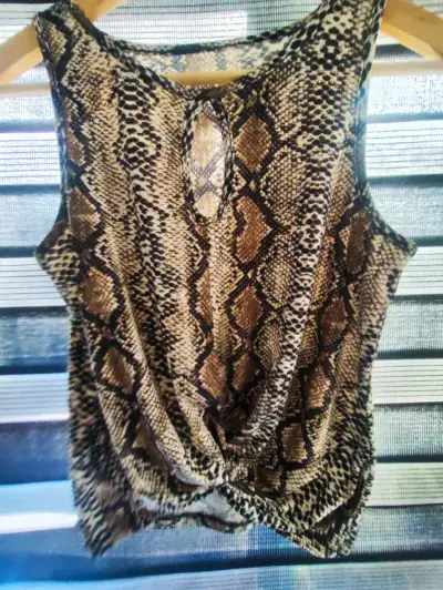 Blusa animal print sin mangas - miniatura 1