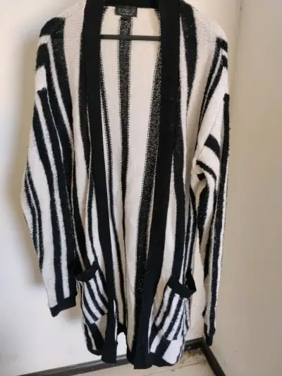 Chaqueta rayada blanco y negro cardigan - miniatura 2