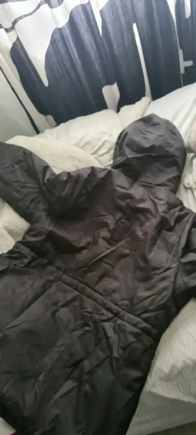 Chaqueta negra con capucha - miniatura 1