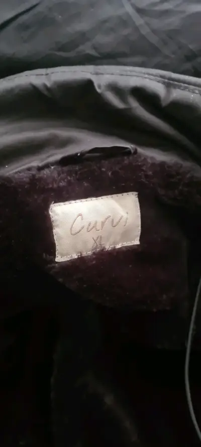 Chaqueta negra con capucha - miniatura 2