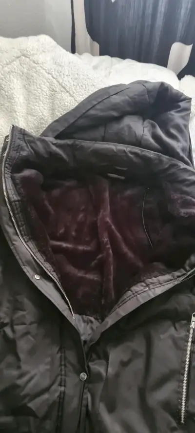 Chaqueta negra con capucha - miniatura 3