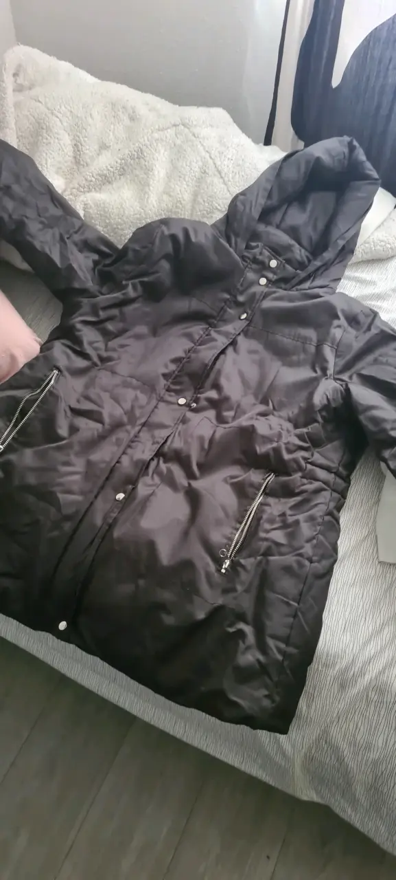 Chaqueta negra con capucha - 4