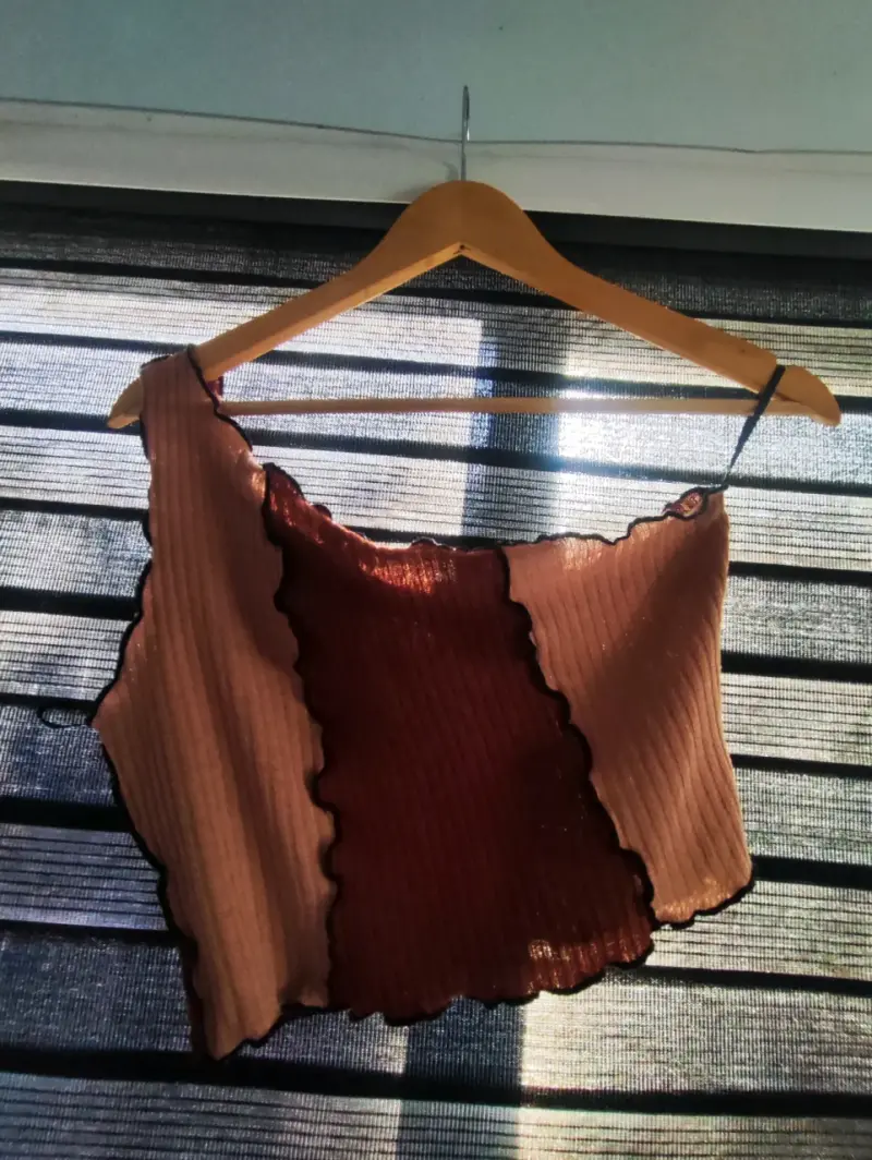 Crop top acanalado color bloque - 2